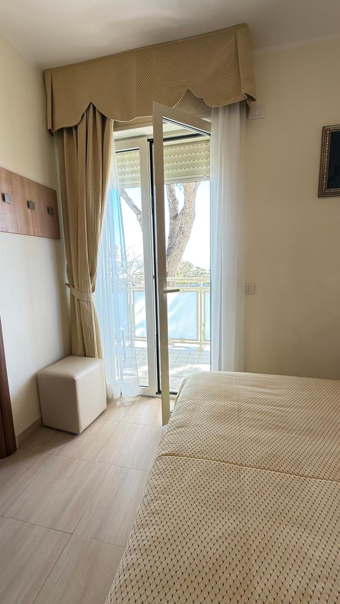 Hotel Ariella Milano Marittima Exterior photo